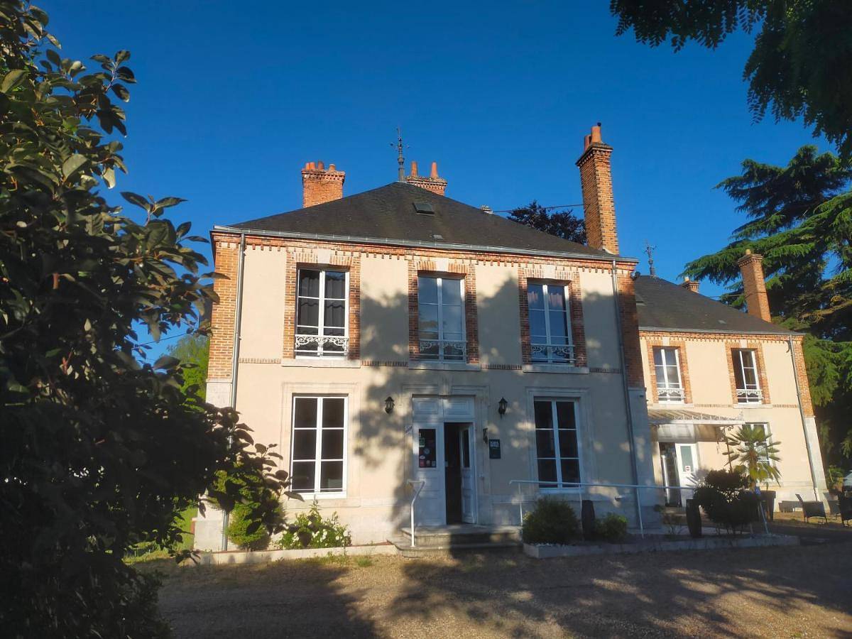 Logis Hotels Restaurants- Villa des Bordes in Cléry-Saint-André, Sologne