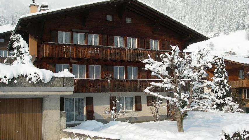 Gîte pour 7 personnes, avec balcon à Frutigen