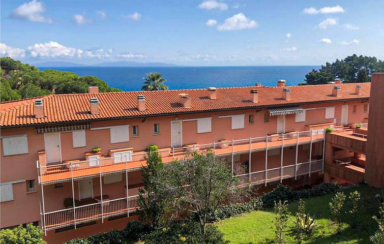 Appartamento intero, Appartamento di 100mq con AC, parcheggio, piscina e WiFi, vicino alla Spiagga di Reale in Rio Marina, Rio