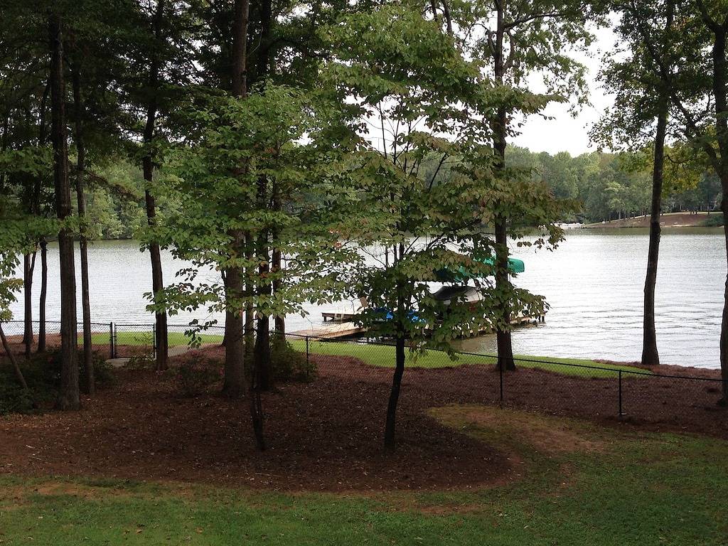 Haus am Wasser! Tierfreundlich, kinderfreundlich im Hinterhof eingezäunt! in Lake Oconee
