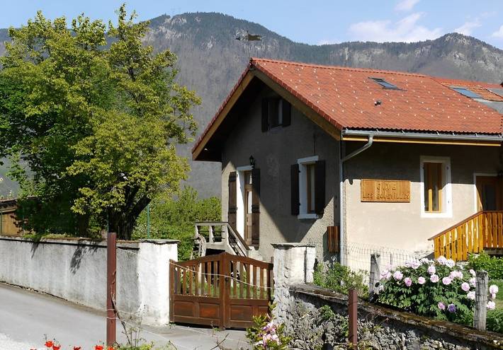 Gîte pour 6 personnes, avec jardin et terrasse, animaux acceptés dans Doucy-Combelouvière