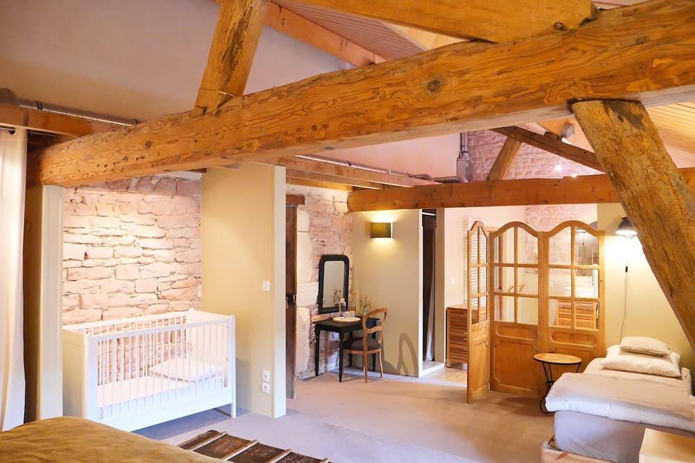 Clos de Miribel-ancien chai rénové au coeur de Givry au calme pour 15 personnes in Givry, Région de Chalon-sur-Saône