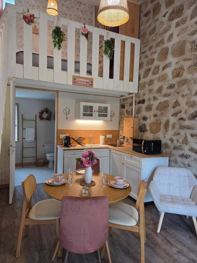 Location de vacances pour 2 personnes, avec Terrasse et Jardin ainsi que Piscine et Vue à La Chapelle-Geneste