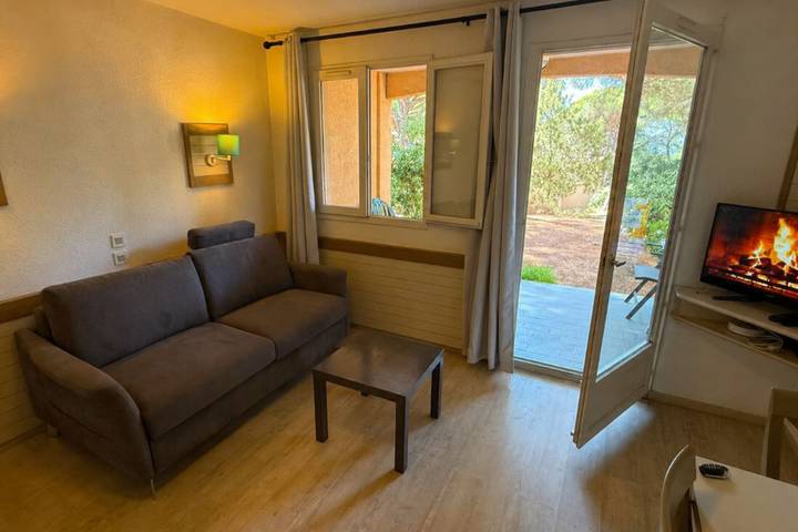 Gîte pour 4 personnes, avec terrasse et piscine, adapté aux familles dans Golf et Tennis Club de Valescure - 3