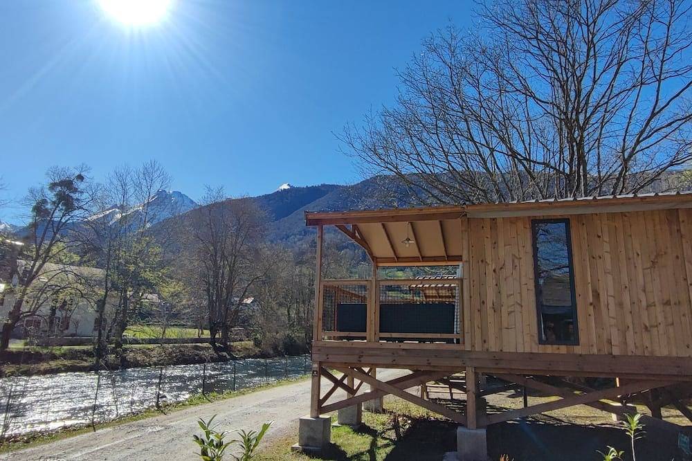 5-person comfort lodge by the river in Laruns, Béarn