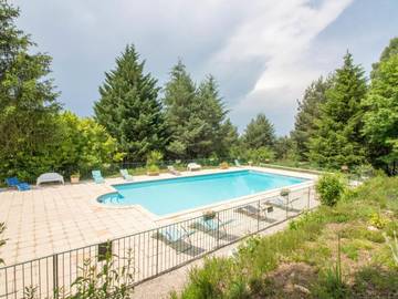Location de vacances pour 4 personnes, avec terrasse ainsi que piscine et jardin à Aubazines