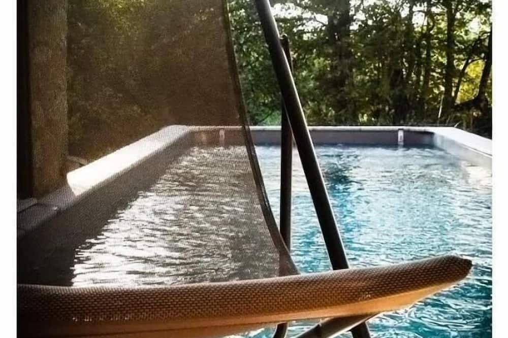 Gîte pour 10 Personnes dans Peyrat-la-Nonière, Région d'Aubussargues