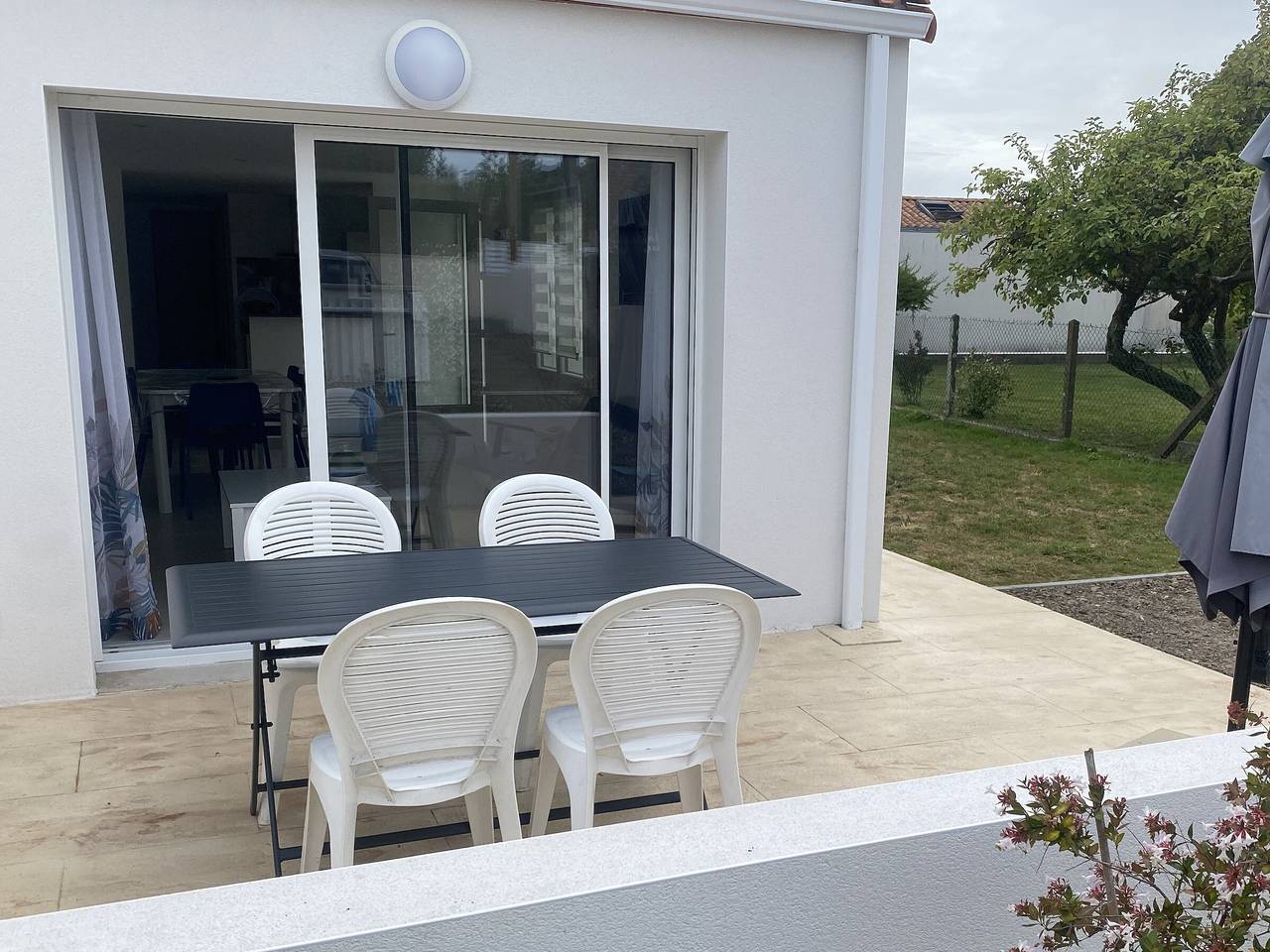 New Downtown House w/ Garden, Parking, Wifi & A/C - 500m to Beach in La Tranche-sur-Mer, Vendée