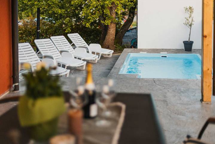 Villa Lutoma-Villa 2 chambres pour 4+1, avec piscine et aire de jeux in Umag, Région d'Umag