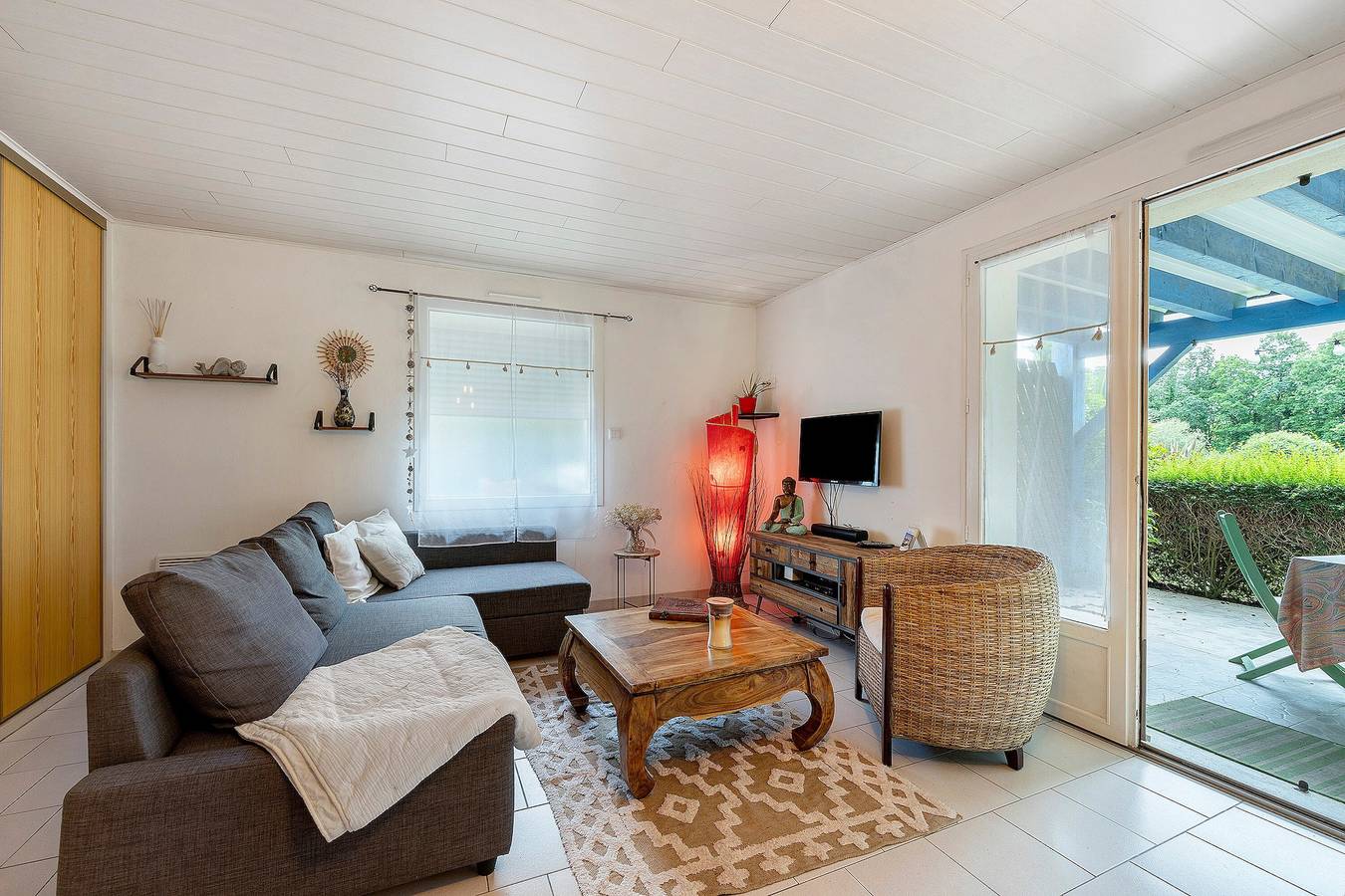 Gîte Douceur de Vivre - Marais: Lake View, Shared Pool & Wi-Fi in Saint-Avaugourd-des-Landes, Vendée