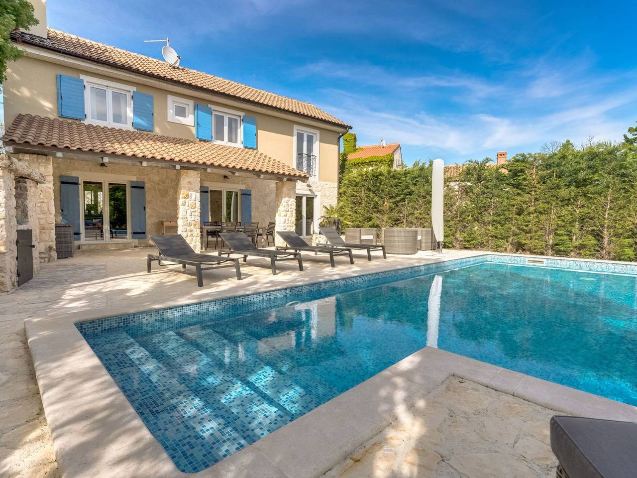 Eine luxuriöse Villa "Maslina" mit Pool und Grill in Garica, Krk