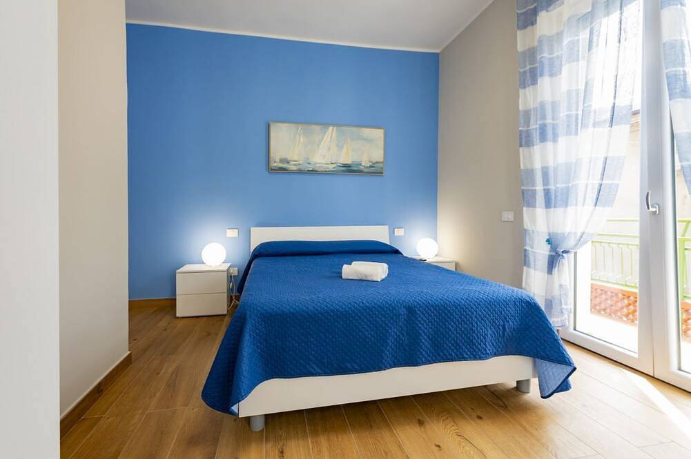 Entire apartment, Guesthost - Cozy Balcony Apartment for 2 near the Sea in Francavilla al Mare, Chieti Province