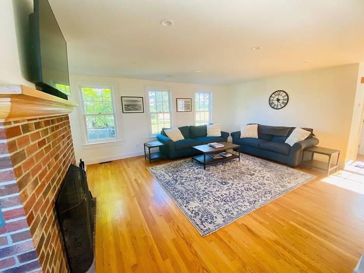 Vacation rental for 12 people, with yard and terrace in Cayuga Lake