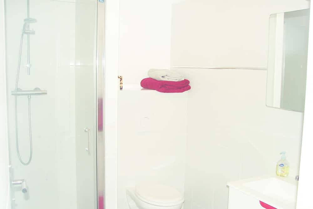 Entire apartment, House with heated pool 3 km from the beach in Pleumeur-Bodou, Pink Granite Coast