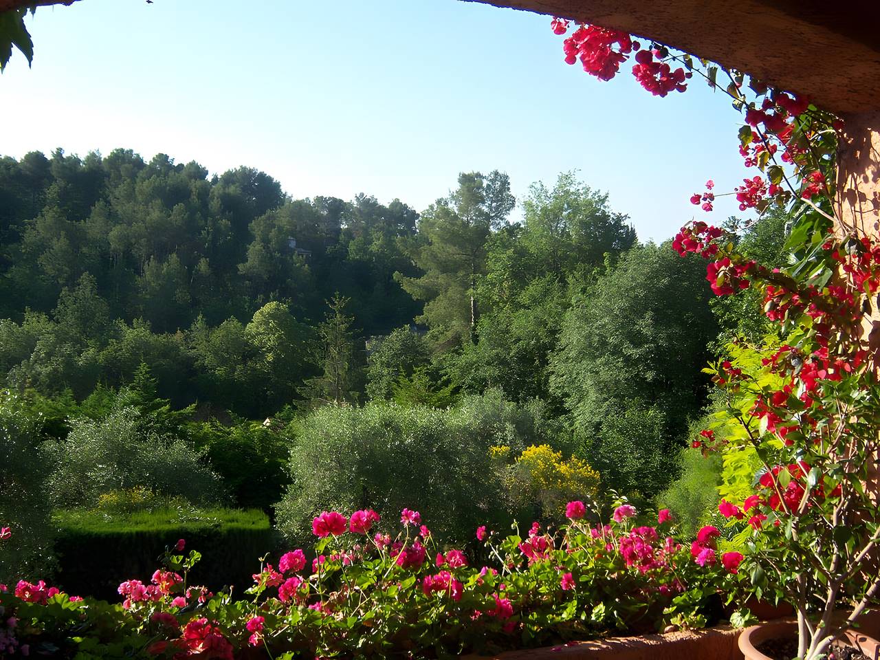 Bed and Breakfast 'Lou Souleù' with Shared Terrace, Wi-Fi and Air Conditioning in Le Rouret, Cannes region