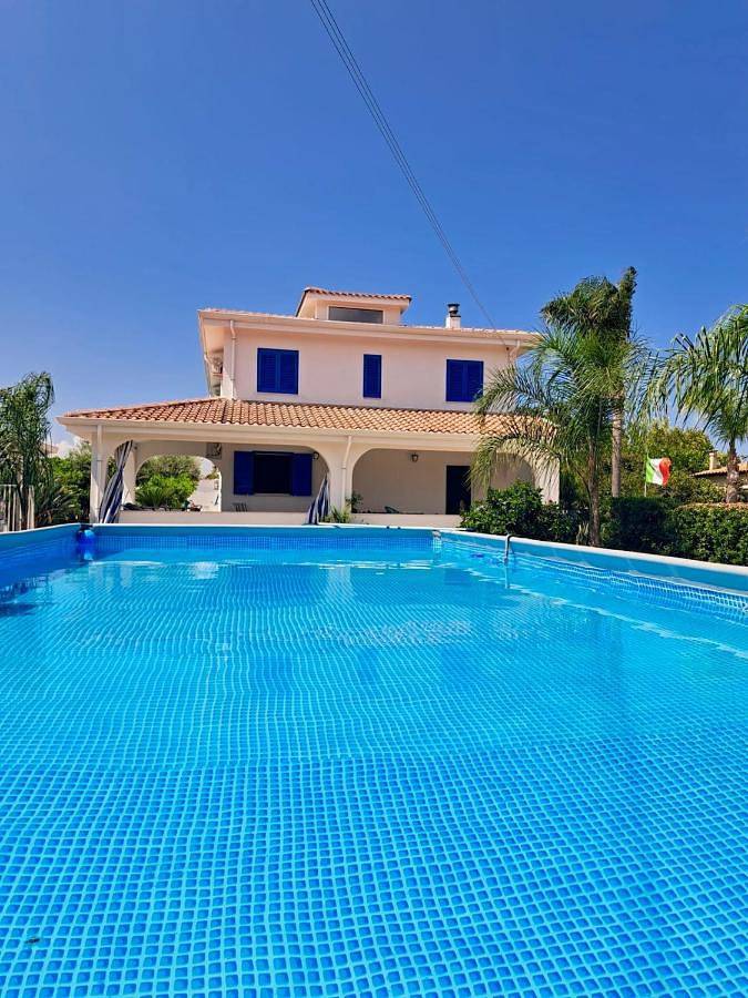 Villa per 10 persone, con piscina e giardino nonché panorama, con animali domestici in Trappeto