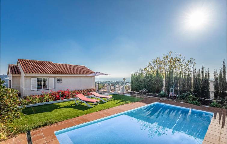 Appartement avec terrasse au bord de la piscine près de Platja del Pla in Sant Cebrià de Vallalta, Costa del Maresme