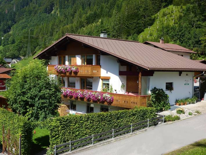 Ferienwohnung für 4 Personen, mit Balkon und Terrasse sowie Garten und Pool in Klösterle am Arlberg