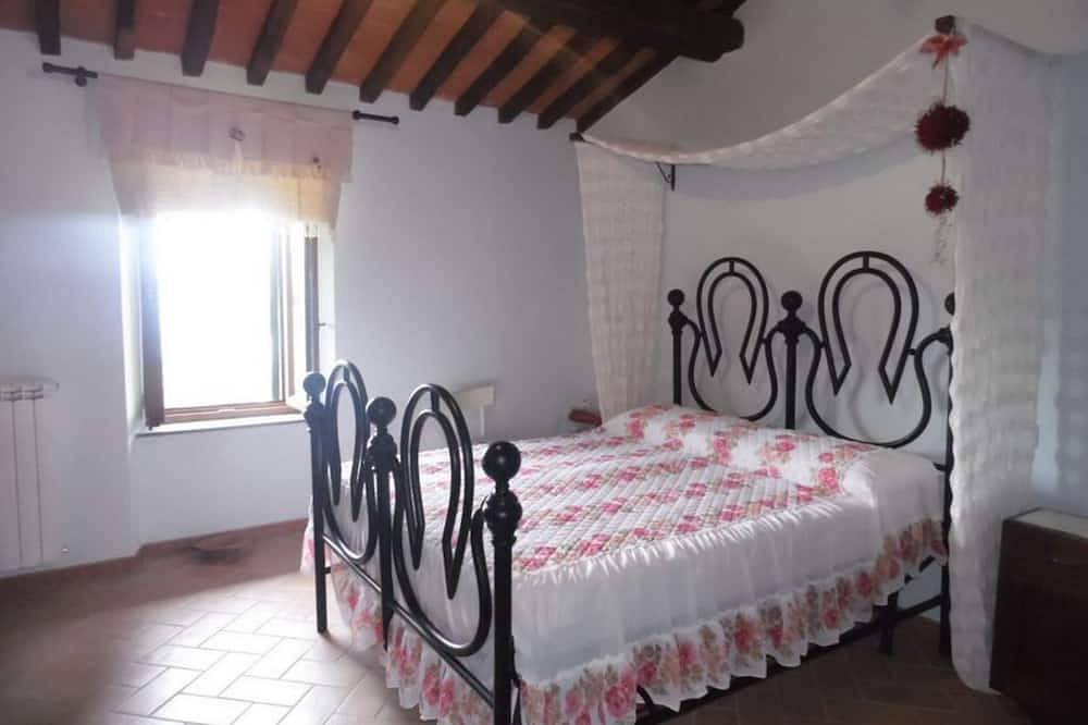 Elcriso, Spacious villa, private pool, amazing views, Wifi, walk to restaurant! in Castiglione di Garfagnana, Garfagnana