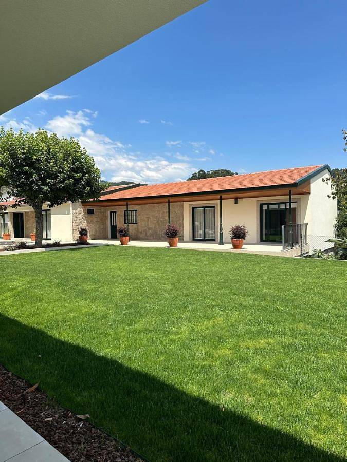 Gîte pour 2 personnes, avec vue et piscine ainsi que terrasse et jardin dans Santa Marinha do Zêzere