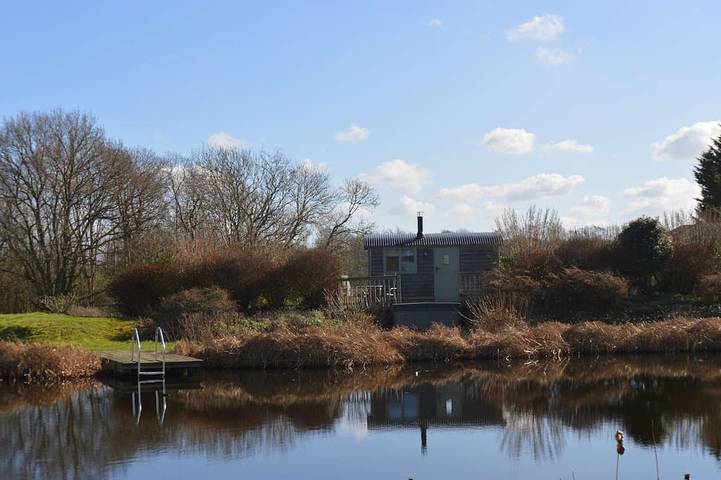 Log cabin for 4 people, with Balcony and Hot tub as well as Garden in Kent