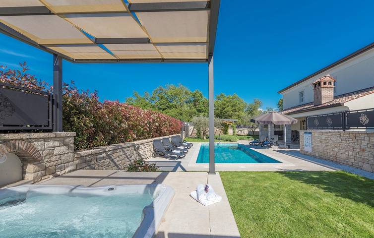 Ferienhaus für 8 Personen, mit Balkon/Terrasse und Garten sowie Pool in Nova Vas