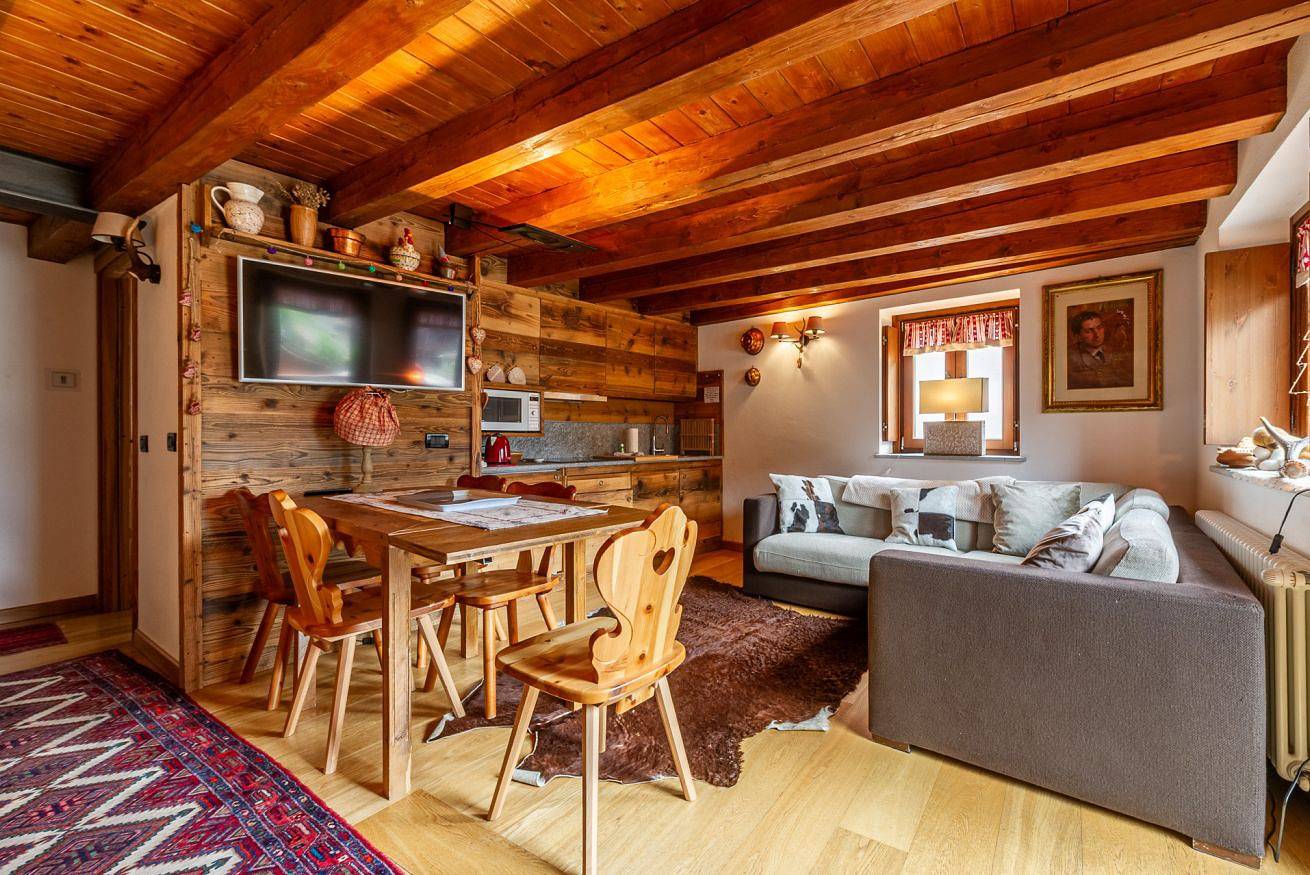 Entire apartment, 0748 - Petit Chalet Anna - Refuge in the middle of the mountains in La Thuile (town), La Thuile