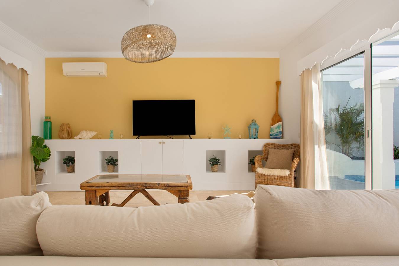 Villa vacacional 'Ole Bahiazul - Piscina privada' con vistas al mar, Wi-Fi y aire acondicionado in Geafond, La Oliva