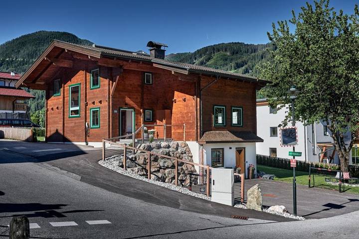 Gîte pour 10 personnes, avec Balcon et Terrasse ainsi que Jardin et Vue à Eben im Pongau
