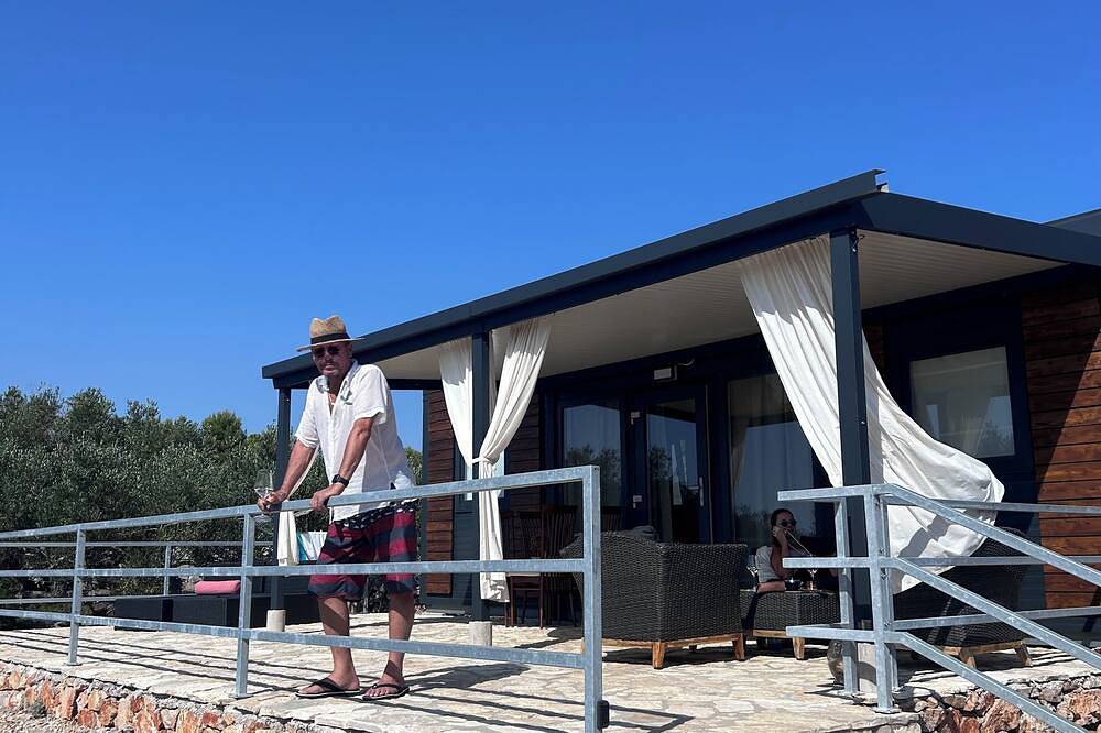 Appartamento intero, Beach House Sofia - Resort & Tavern Bain, Free Transport, Pool, Island of Žut in Kornati, Isole della Dalmazia