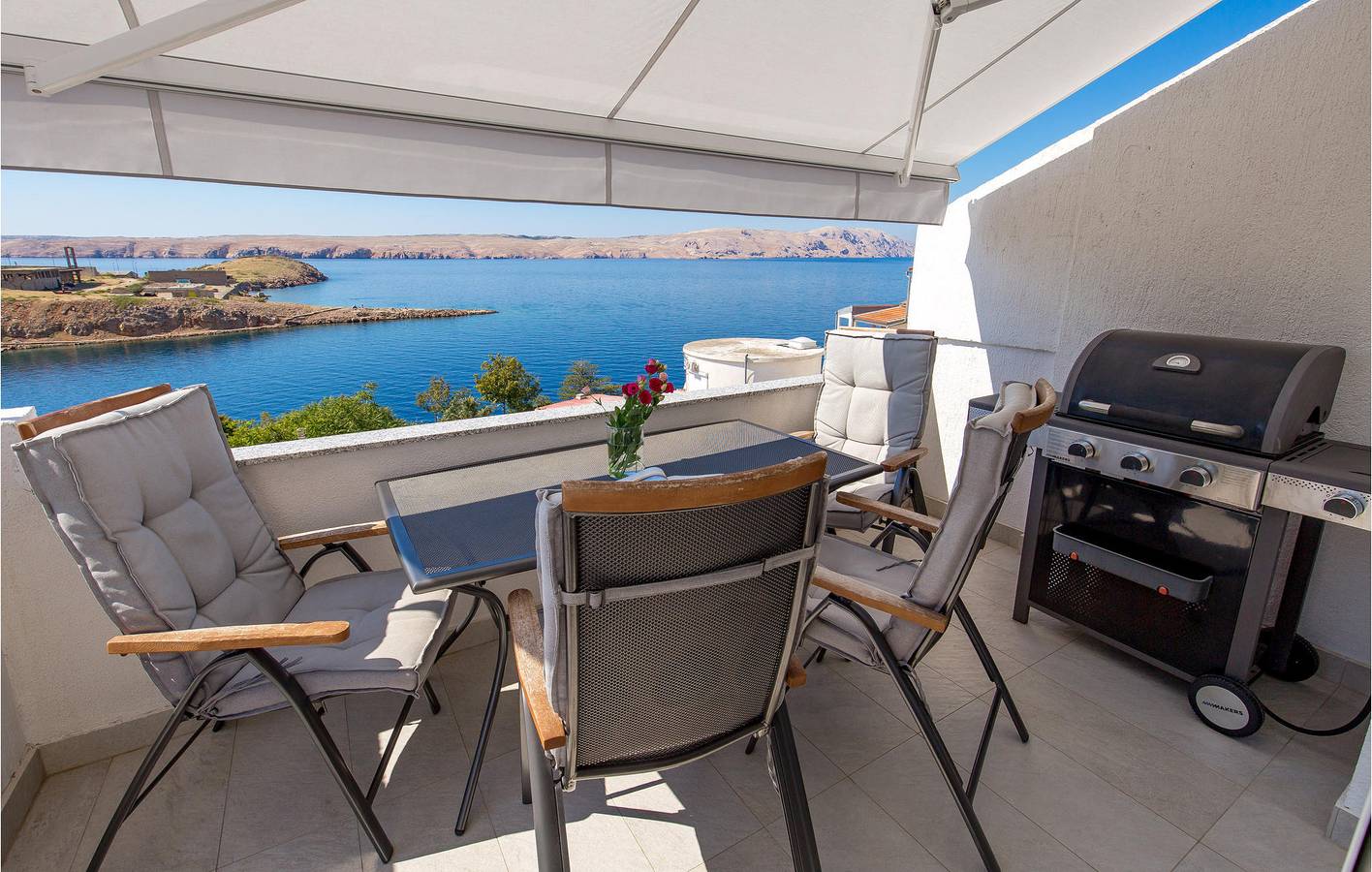 Ganze Ferienwohnung, Gemütlich, 2 km zum Strand: Modernes Apartment mit Terrasse und Annehmlichkeiten in Jablanac, Naturpark Velebit