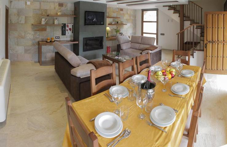 Chalet para 2 personas, con vistas y sauna además de jardín y piscina en La Manchuela - 4