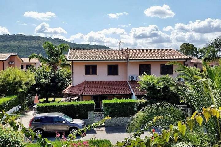 Chalet para 9 personas, con terraza además de piscina y jardín, Se admiten mascotas - 1