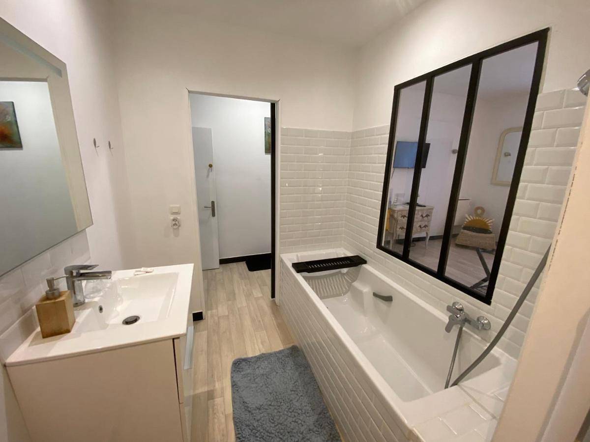Double Room with Private Bathroom in Argenton-sur-Creuse, Région de Châteauroux