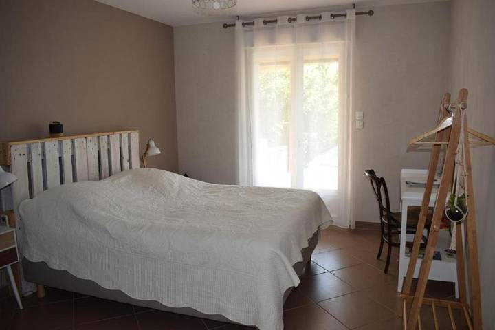 Location de vacances pour 3 personnes, avec jardin ainsi que vue et piscine à Canaules-et-Argentières - 4