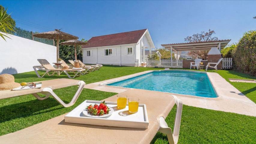 Casa rural para 6 personas, con piscina además de balcón/terraza y jacuzzi en Setenil de las Bodegas