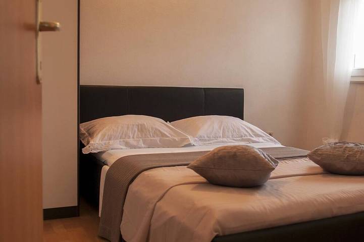 Appartamento intero, Longin Lamljana- Two bedroom apartment with seaview balcony in Calli Croazia, Isola di Ugljan