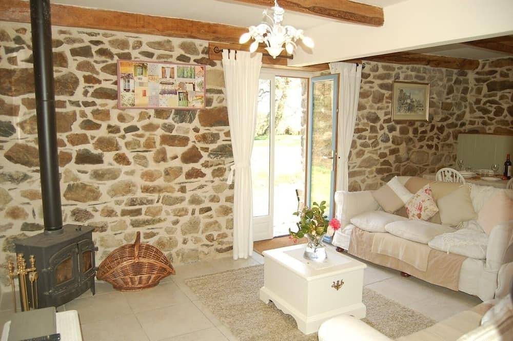 Coastal cottage with heated pool and gardens, 10 mins to beach in Plomodiern, Région de Châteaulin