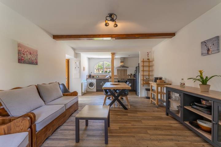 Jura Gite chateau 3 chambres  piscine chauffée in La Châtelaine, Jura Francais