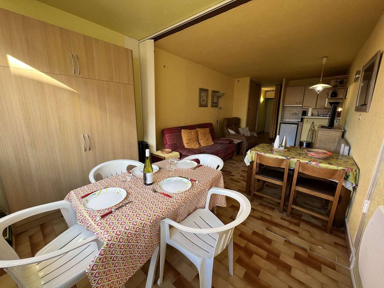 Studio entier, Studio cosy avec cabine, piscine, parking, lave-linge, proche plage et commerces. in Cap d'Agde, Agde