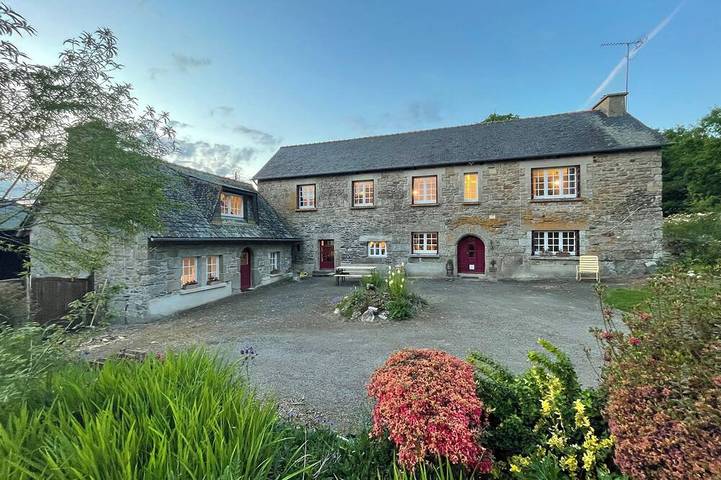 Gîte pour 10 personnes, avec jardin à Saint-Nicolas-du-Pélem