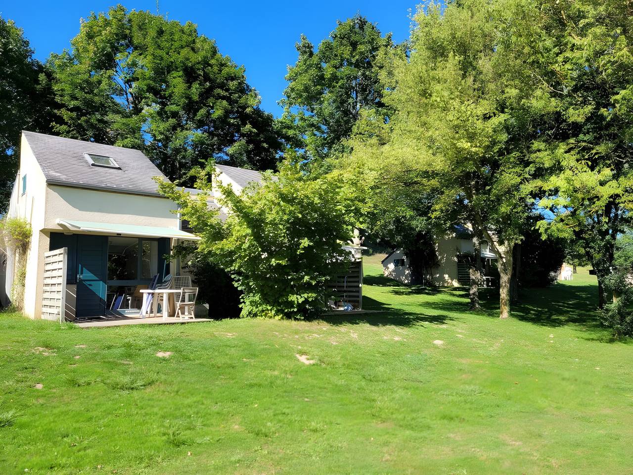 Gite l'etang des portes: Casa de vacaciones con vistas al lago y piscina compartida in Mainsat, Región de Aubusson