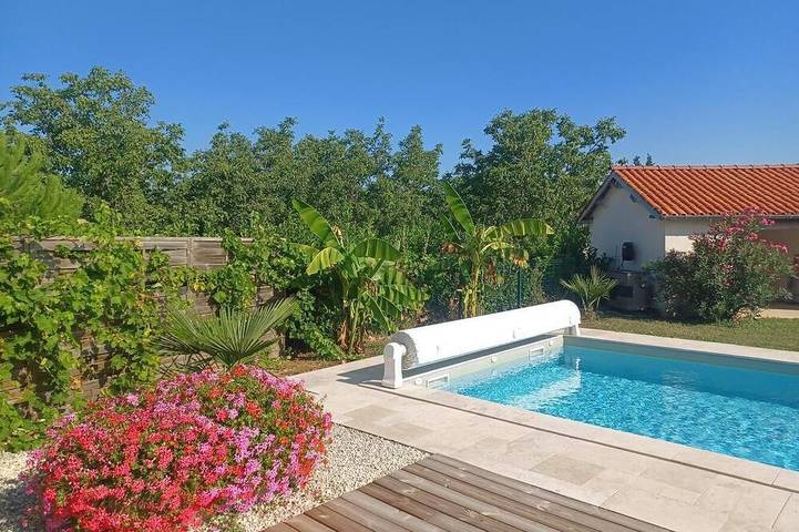 Location de vacances pour 7 personnes, avec jardin, animaux acceptés à Cuzance