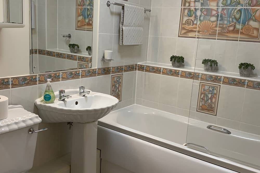 Entire apartment, Two-bedroom flat overlooking Nairn Harbour, close to facilities in Nairn, Highlands