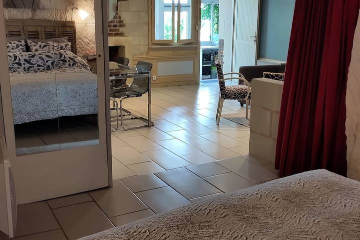 Gite Troglodyte Atypique - Suite du Jardin, vue sur la Loire - près des châteaux in Rochecorbon, Région de Tours