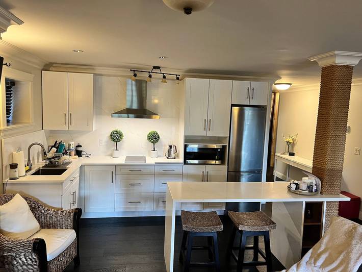 Suite privada de 1 dormitorio con sala de estar y cocina in Surrey (BC), Columbia Británica