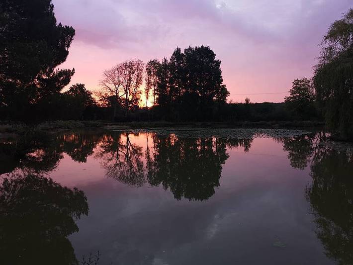 Location de vacances pour 2 personnes, avec Jacuzzi et Terrasse ainsi que Jardin et Vue sur le lac en Normandie