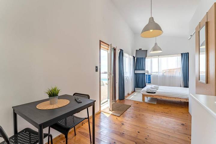 Gîte pour 2 personnes, avec terrasse ainsi que jardin et piscine dans Angeiras - 3