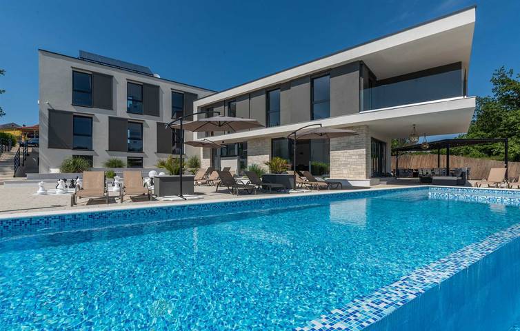 Ferienhaus für 14 Personen, mit Terrasse und Pool