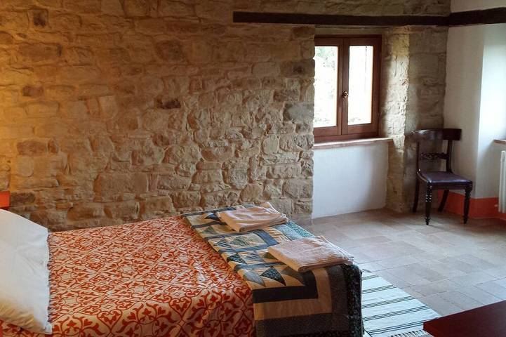 Belle ferme en pierre paisible avec piscine et belle vue in Gualdo, Province de Macerata